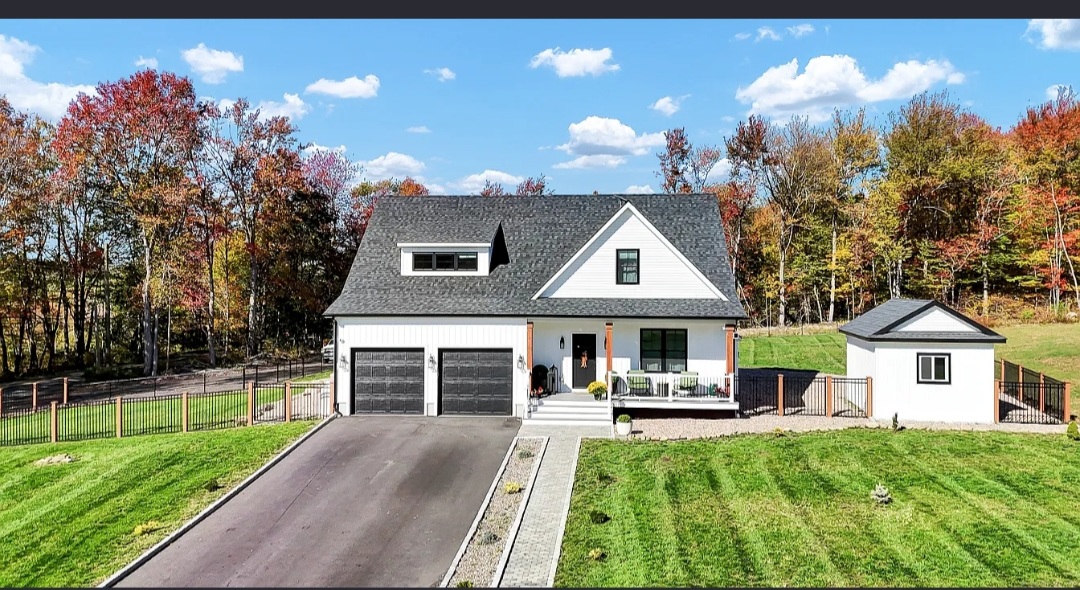 THOUGHTFULLY DESIGN MOVE IN READY PROPERTY